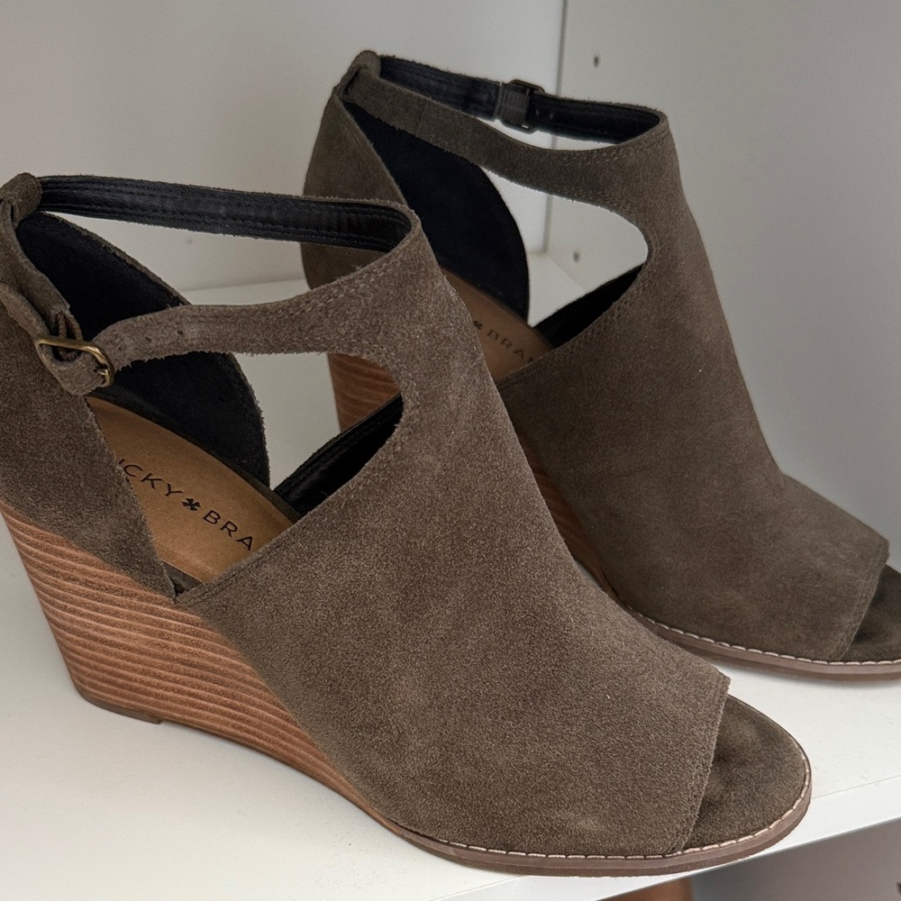 Lucky Brand Women's Taupe Wedge Sandals
